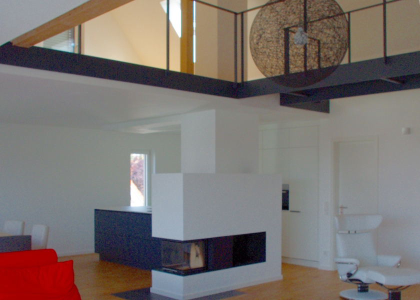 Moderner Wohnraum in einem Neubauhaus.
