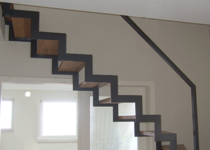 Flachstahltreppe in einem Mehrfamilienhaus.