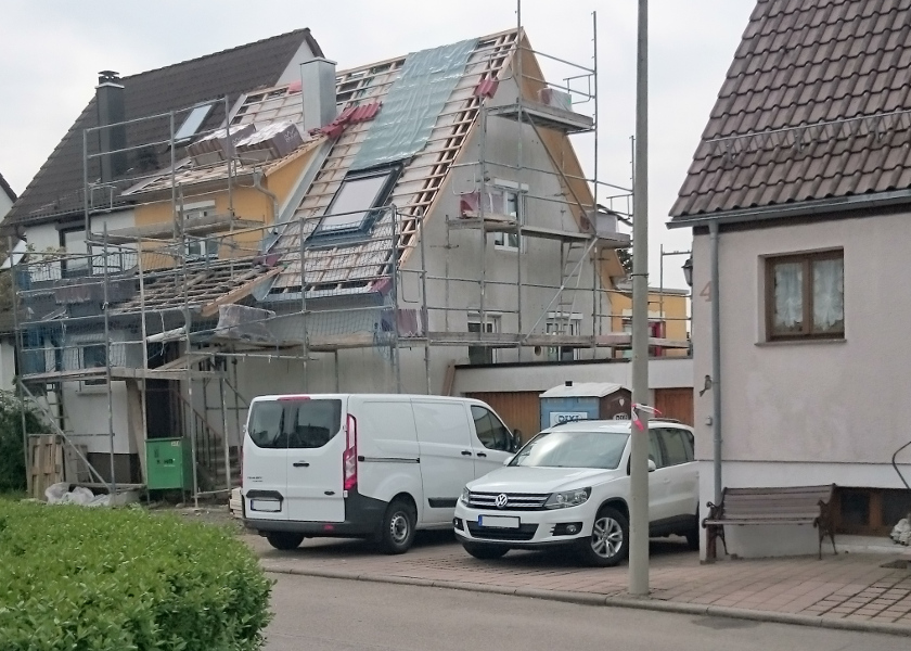 Bauarbeiten für die Dachdämmung des Neuwirtshauses.
