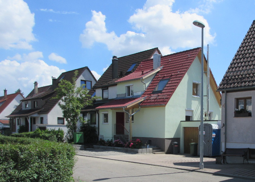 Neuwirtshaus mit einer Doppelhaushälfte.