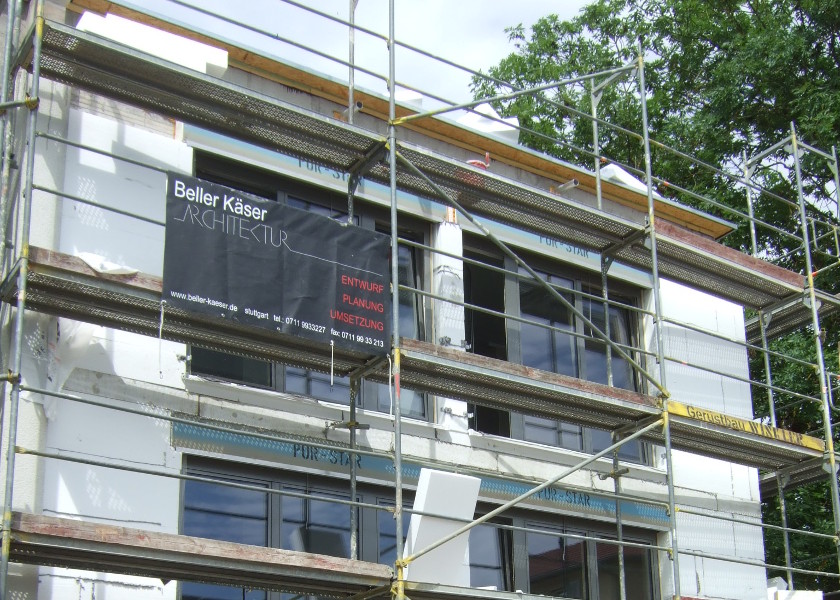 Das Studentenwohnheim während dem Umbau mit Gerüst.