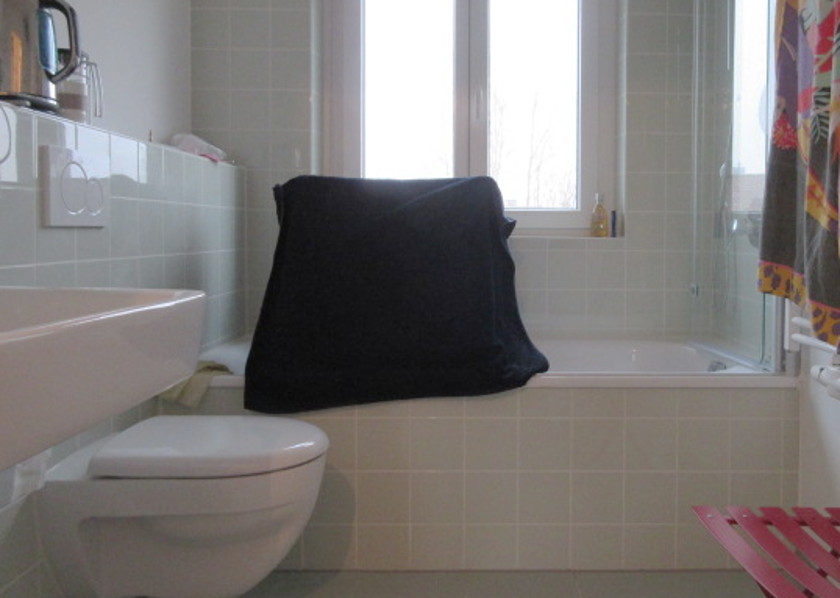 Badezimmer ein einer Wohnanlage.