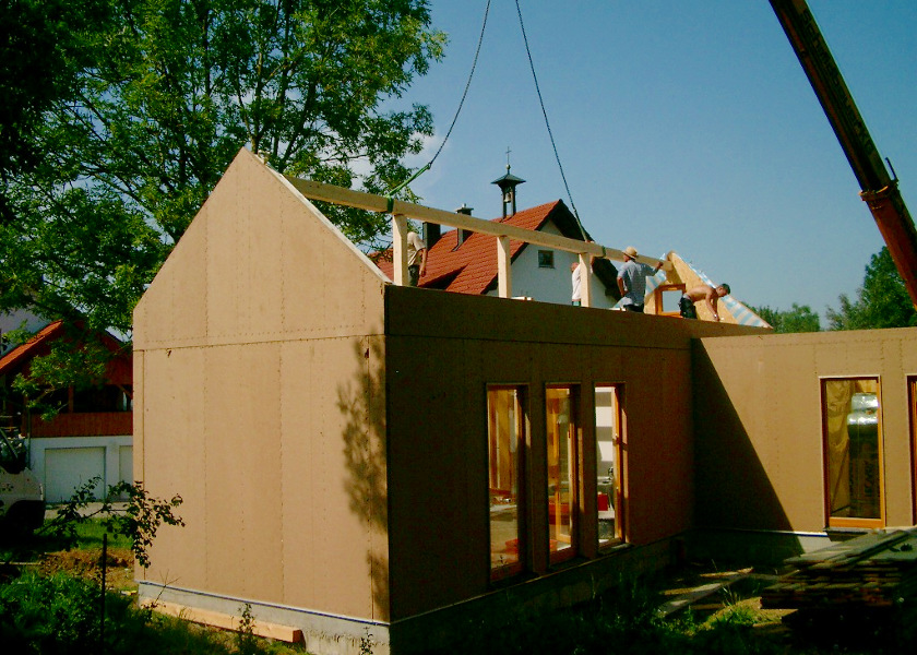 Handwerker am Aufstellen von einem Wochenendhaus aus Holz.