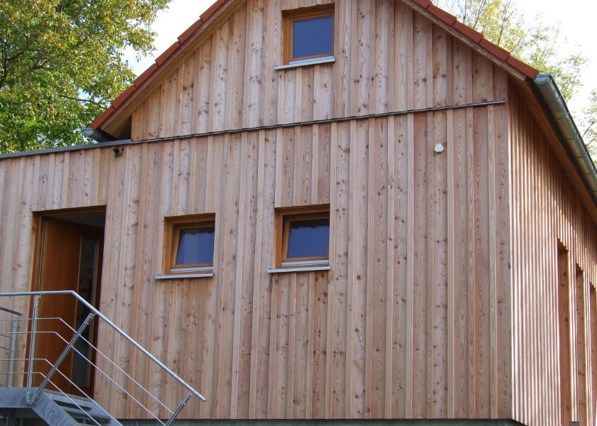 Vorderansicht von einem Wochenendhaus aus Holz.