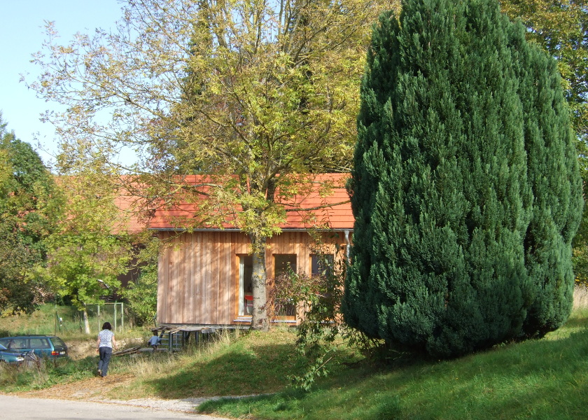 Das fertig gebaute Wochenendhaus aus Holz.