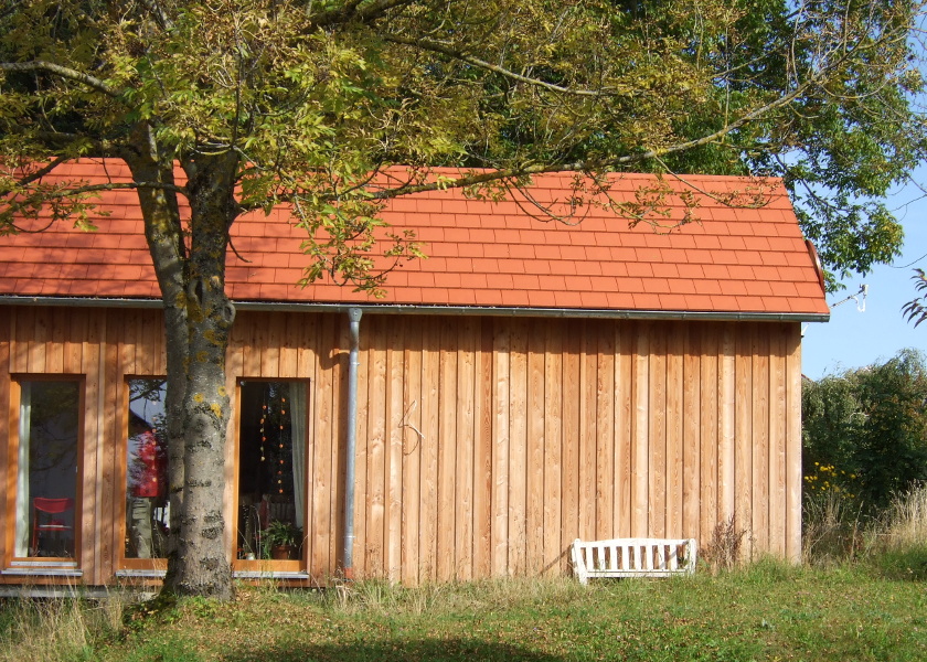 Seitenansicht von einem Wochenendhaus aus Holz.
