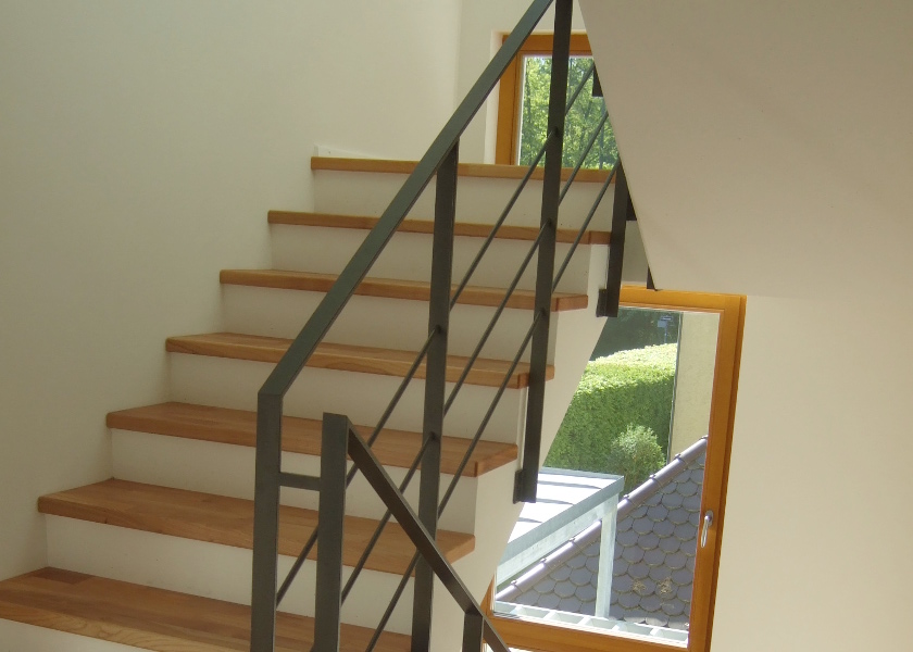 Fertigteiltreppe mit Holzstufen.