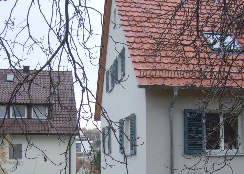 Bildaufnahme von einem Familienhaus aus der Gartenseite.