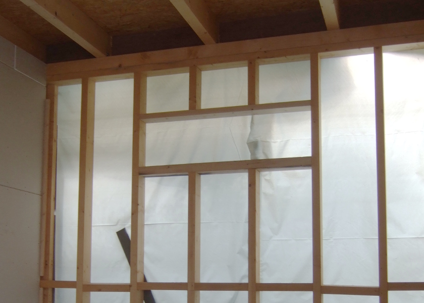 Hallenkonstruktion mit Holzträger.