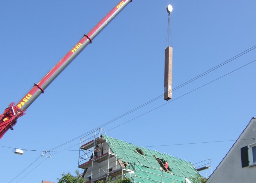 Kamineinbau mit einem Kran.