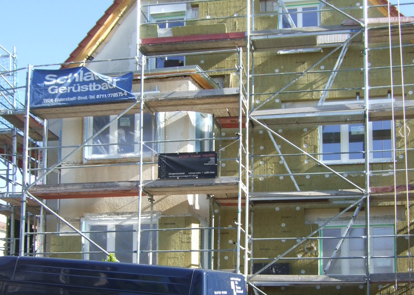 Wärmedämmung an einem Familienhaus.
