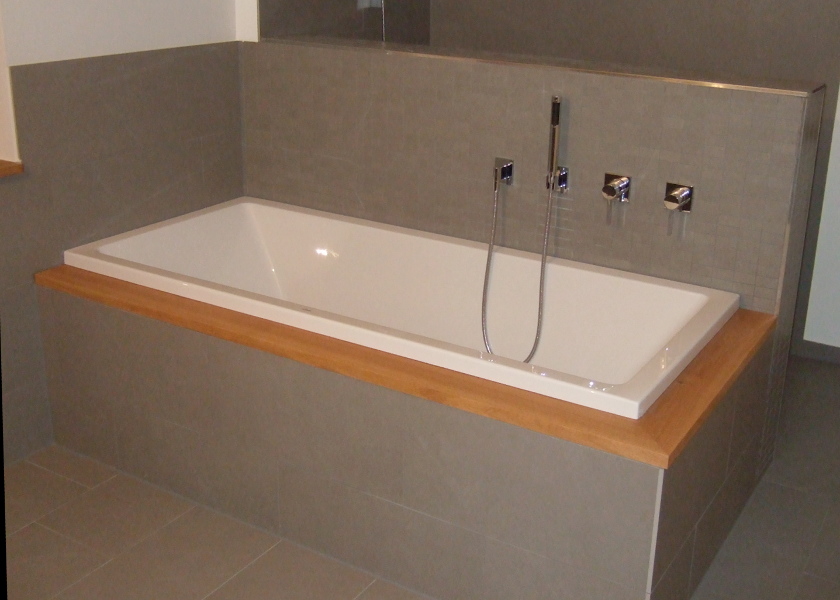 Badewanne mit Holzrand.