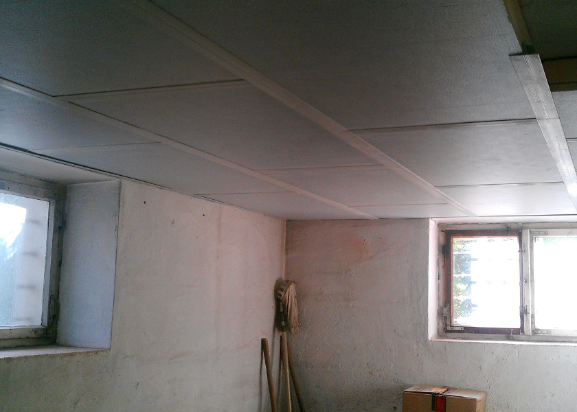 Kellerdeckendämmung mit Deckenplatten.