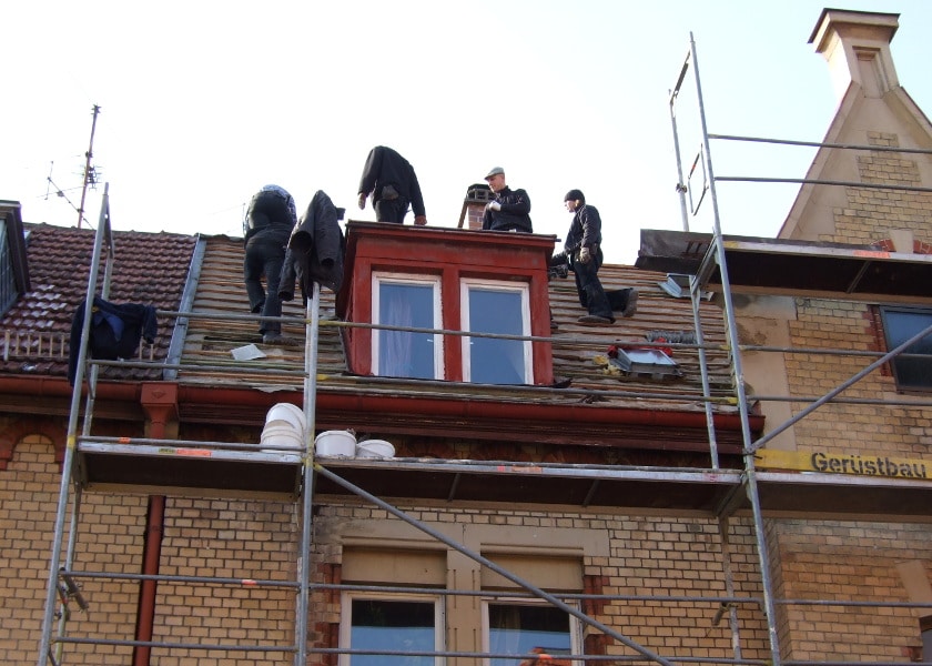 Handwerker während den Dacharbeiten.