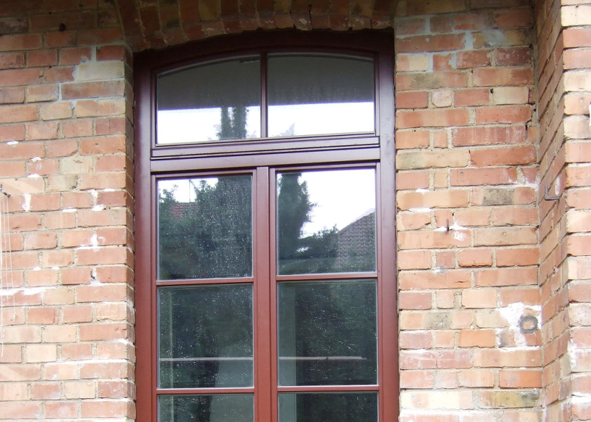 Sprossenfenster eines Ziegelhauses.