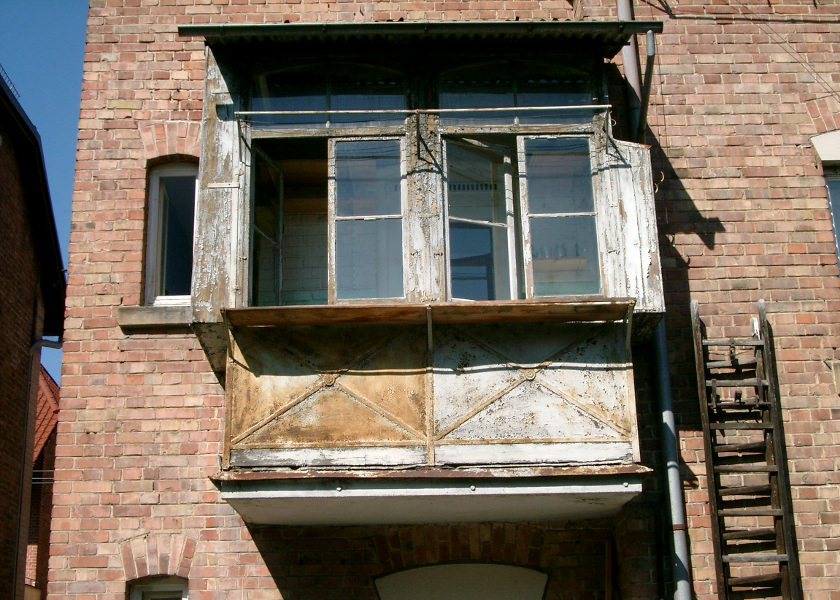 Eine sanierungsbedürftige Loggia.