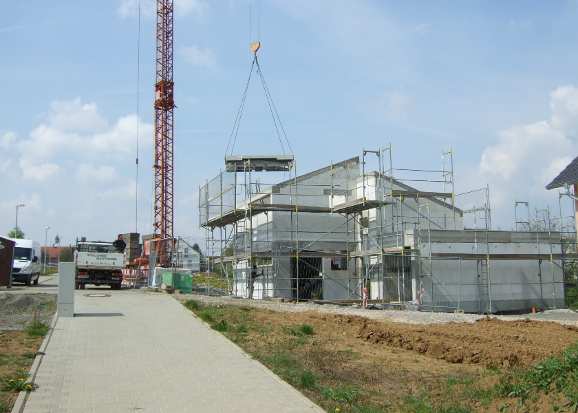 Rohbau Baustelle an einem Pultdachhaus.