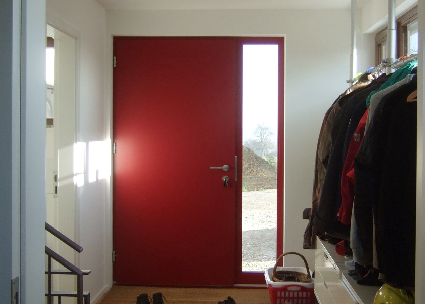 Eingangselement in rot mit Fenster.