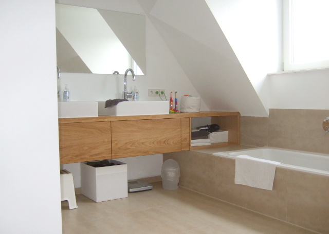 Modernes Reihenhausbad in einem Reihenmittelhaus.