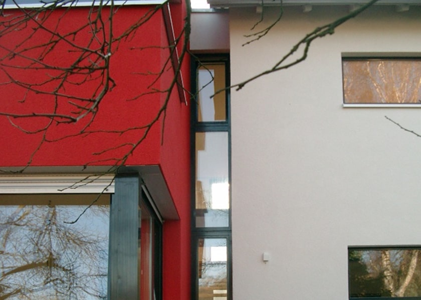 Hausfuge zwischen dem Familienhaus und dem Neuanbau.