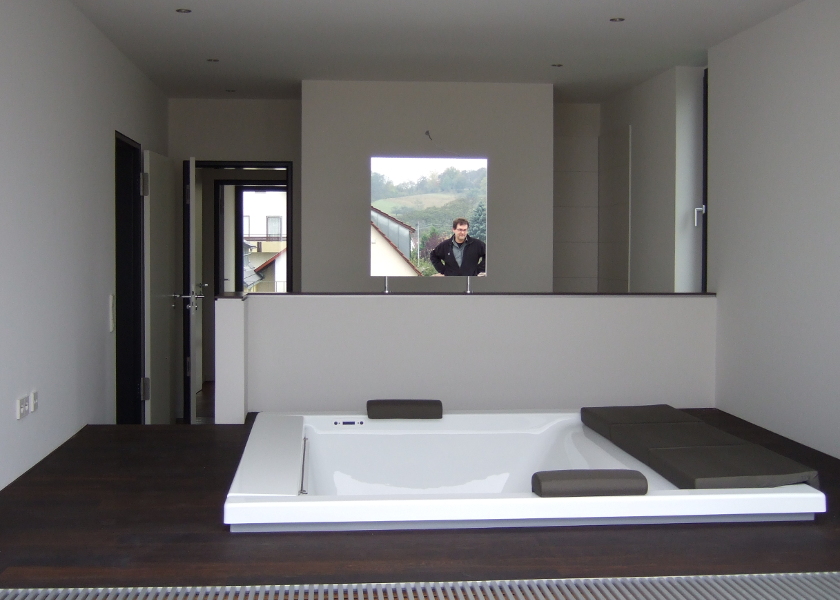 Whirlpool in einem modernen Wohnhaus.