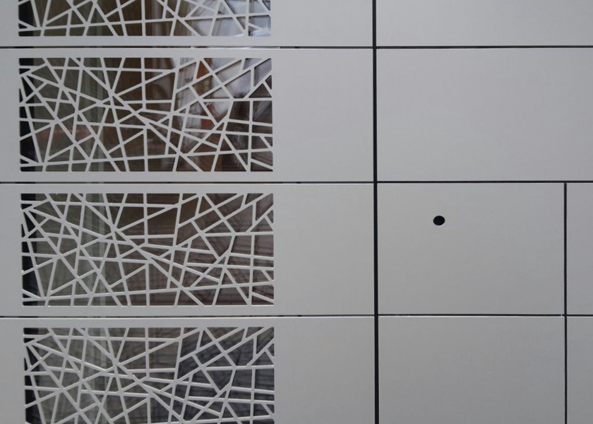 Graues Garagentor mit abstrakten Fensterdesign.