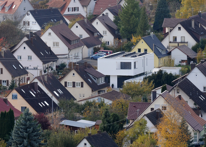 Blick von oben auf das moderne Wohnhaus.
