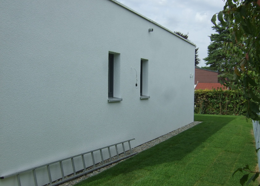 Neuer Rollrasen für ein Einfamilienhaus.
