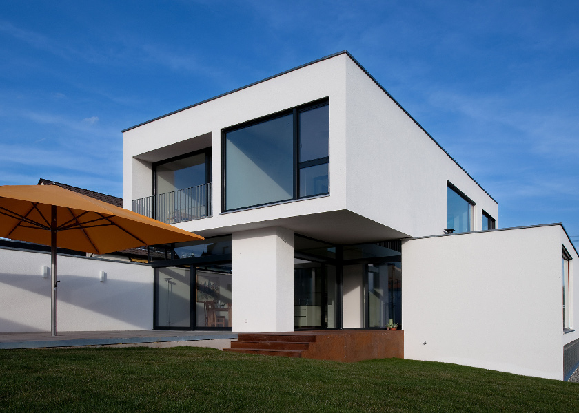 Gartenseite des modernen Wohnhauses.