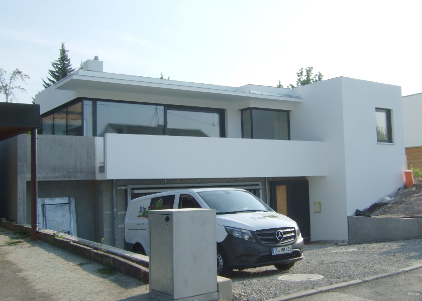 Neue Putzfassade des Einfamilienhauses.