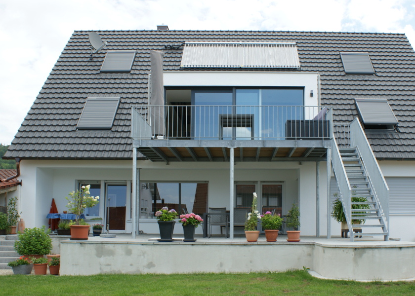 Dach Neubau mit Balkon.