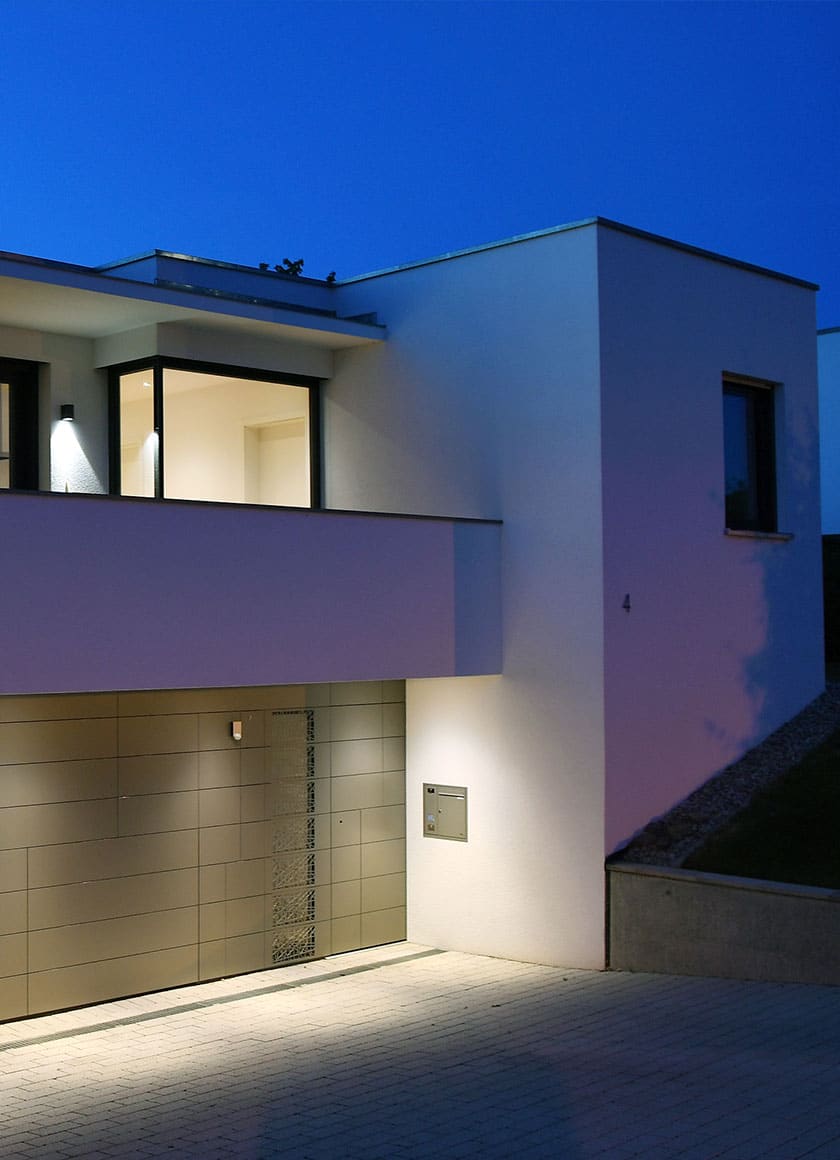 Neubau Wohnhaus mit einem Balkon.