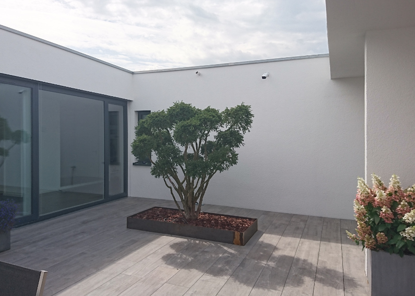 Innenhof eines Bungalow.