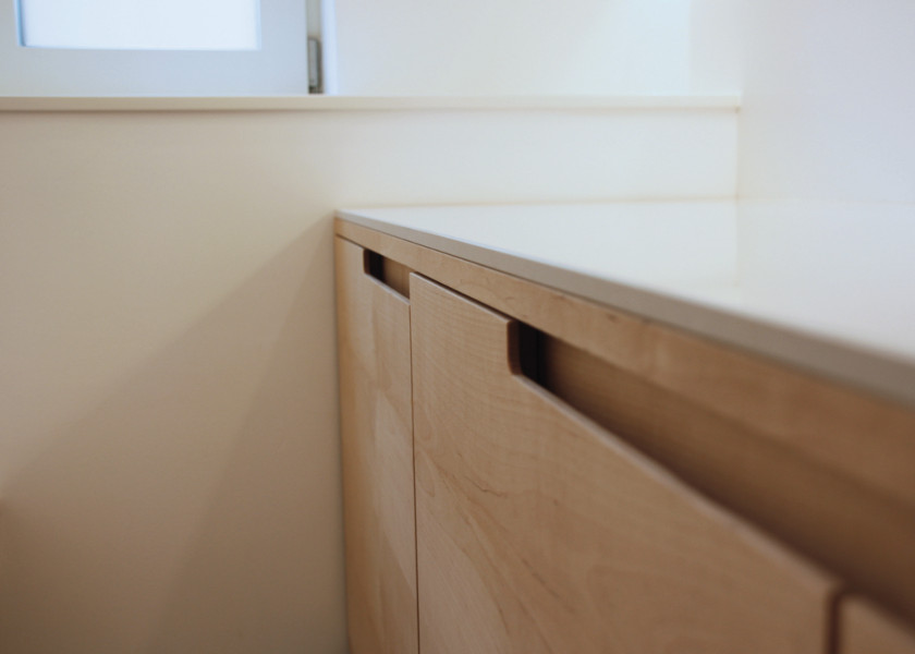 Detailaufnahme von einem Holzschrank.