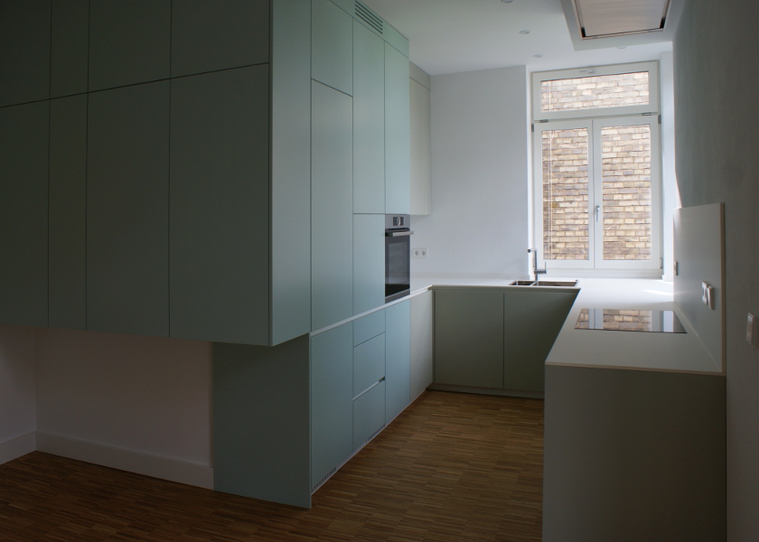 Neue moderne Küche in einer Altbauwohnung.