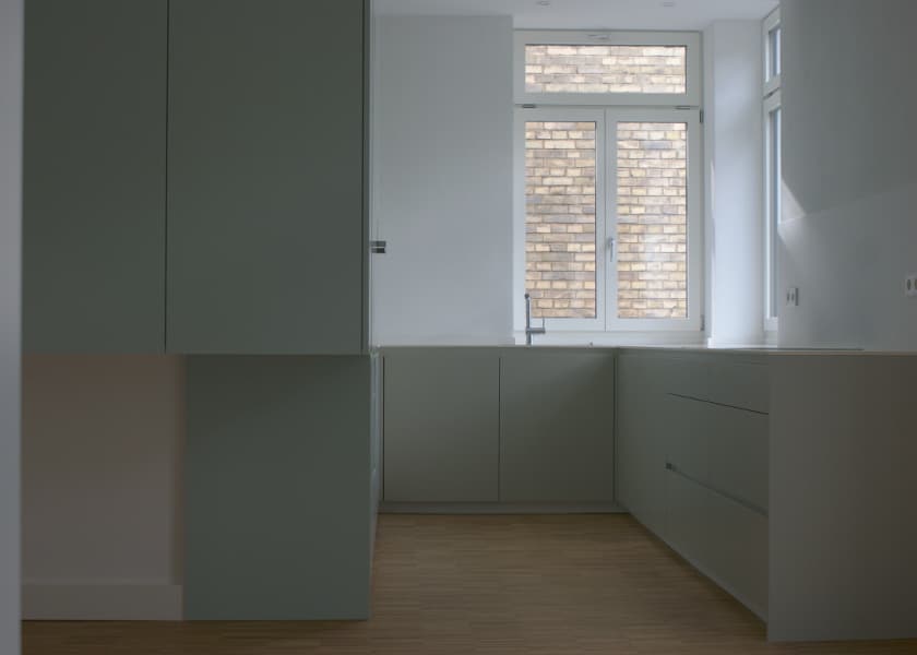 Neue moderne Küchenfenster in einer Altbauwohnung.
