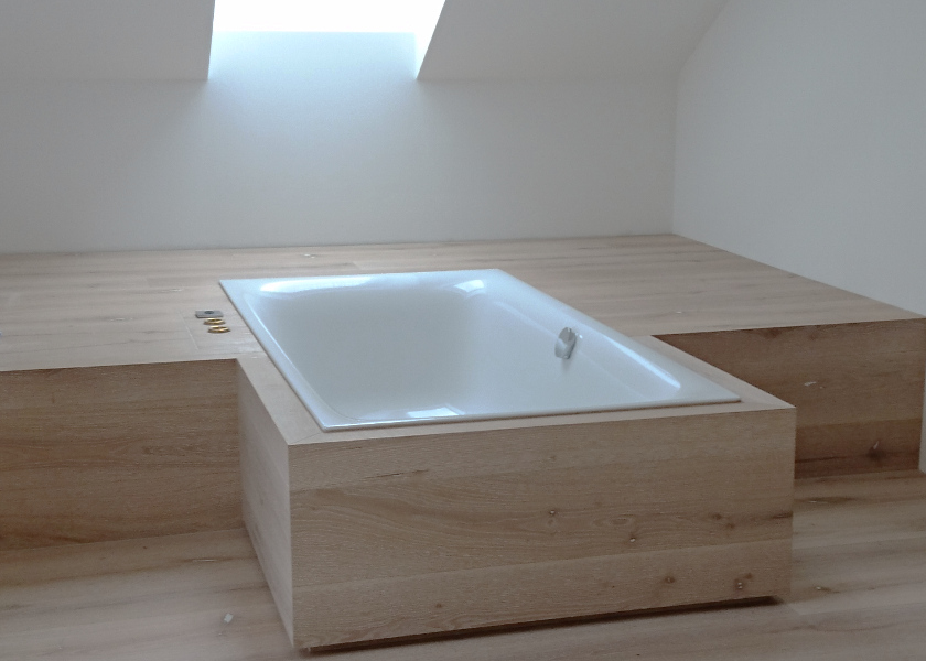 Moderne Badewanne mit Holzumrandung.